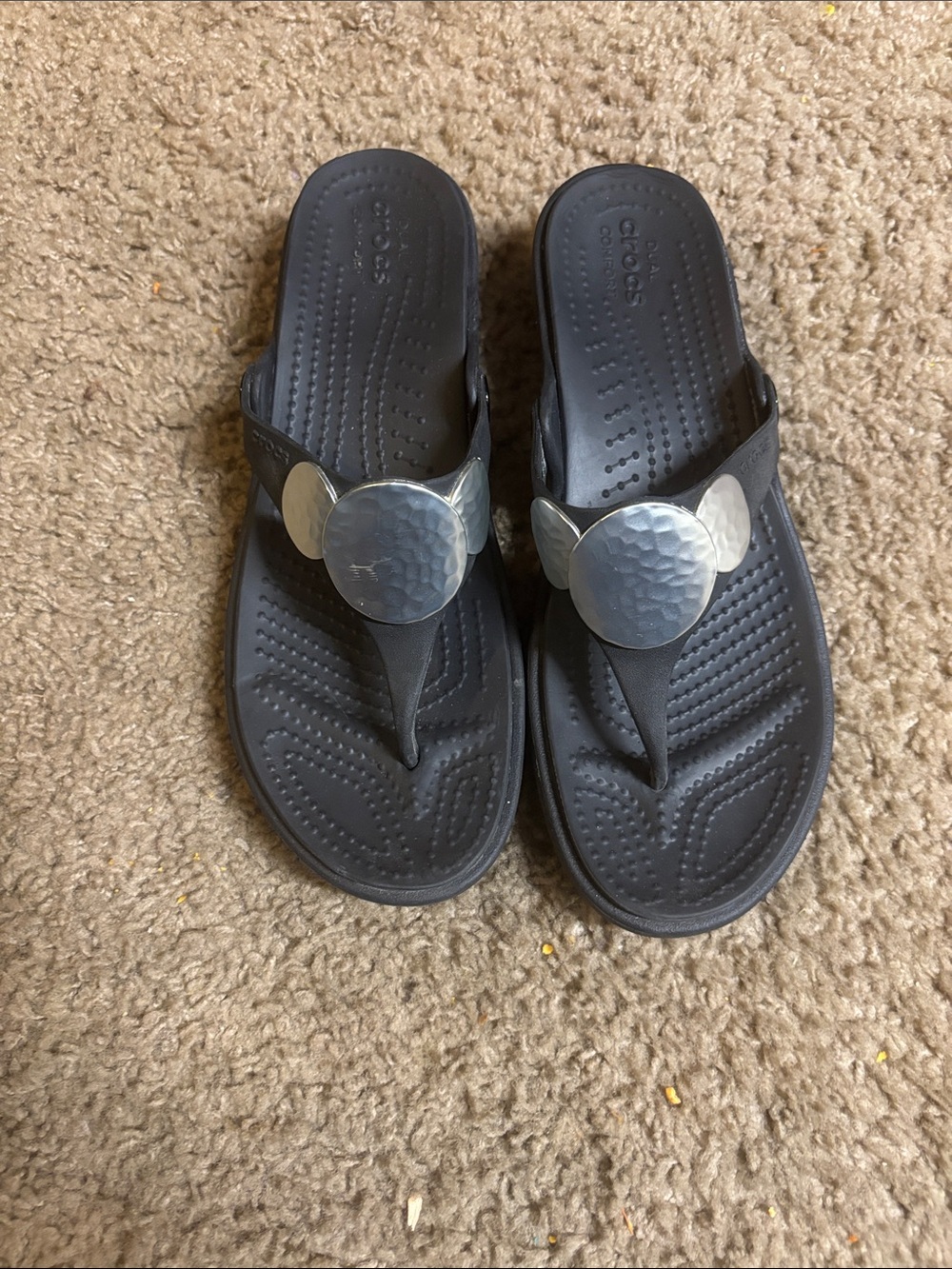 Crocs Sanrah Black Hammered Metallic Silver Thong Size 8 Wedge Flip Flop Sandals - Picture 2 of 5